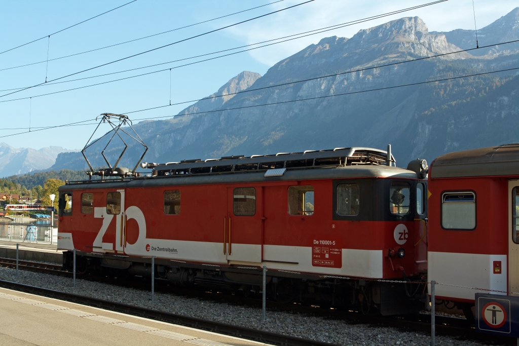 Der Zahnlose: Gepcktriebwagen De 110 001-5 (Baureihe Deh 4/6) der Zentralbahn mit Regionalzug, hier am 30.09.2011 (17:00 Uhr) im Bahnhof Brienz. Der Triebwagen ist Baujahr 1942 und war auch mit Zahnradantrieb ausgestattet, beim Umbau 1992 wurde dieser entfernt. Die Spurweite betrgt 1.000 mm. Links hinten kommt der Gegenzug ein  ABe 130 001-1 Triebwagen (ein  Stadler SPATZ = Schmalspur PAnorama TriebZug) der Zentralbahn als Regionalbahn.