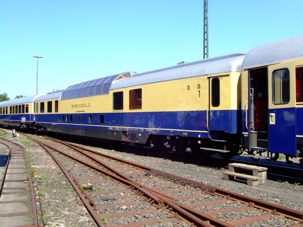 Des historische Rheingold-Aussichtswagen (Dome-Car) 56 80 81-80 002-7 (ADm) am 14.08.2010 im Rheinisches Industriebahn-Museum (RIM) in Kln. Der Wagen wurde 1962 bei Wegmann gebaut und ist betriebsfhig.