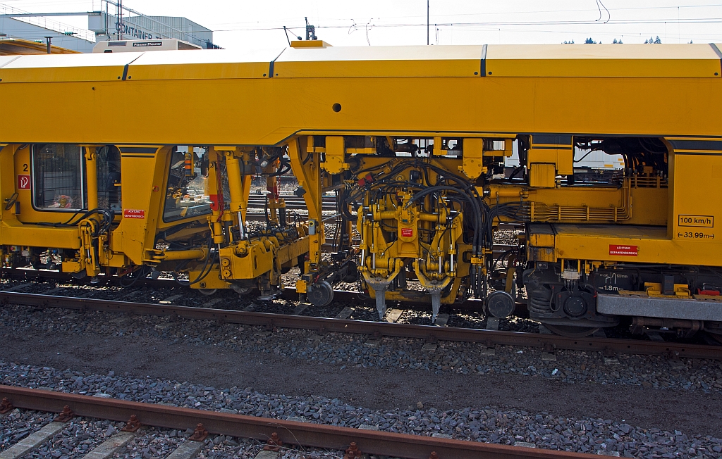 Detail der am 27.03.2013 in Kreuztal abgestellten 
Plasser & Theurer Universalstopfmaschine 08 - 475 Unimat 4S (Schweres Nebenfahrzeug Nr. 97 43 42 541 18 - 8) der DGU (Deutsche Gleisbau Union).
