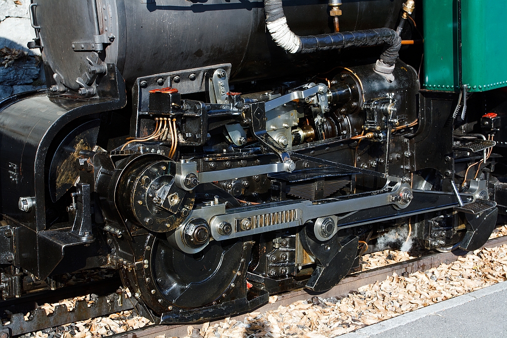 Detail der Kohle befeuerten BRB 6 am 30.09.2011 im BRB Bahnhof Brienz. Hier muss sich sehr viel bewegen.