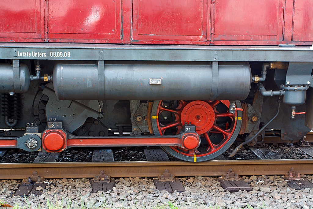 Detail der Westerwaldbahn (WEBA) Lok 3 (V 26.3) am 06.05.2013 in Scheuerfeld/Sieg.  
Hier kann man, von der Jung R 30 B, links deutlich die Blindwelle, den Schwungausgleich und den Stangenantrieb sehen. Rechts oben ein Sandkasten mit den Sandablaufrohr vor das Rad.