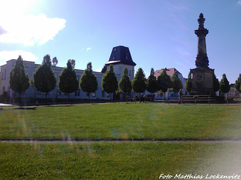 Deutsches Haus & Statue am Putbusser Markt  am 23.5.13