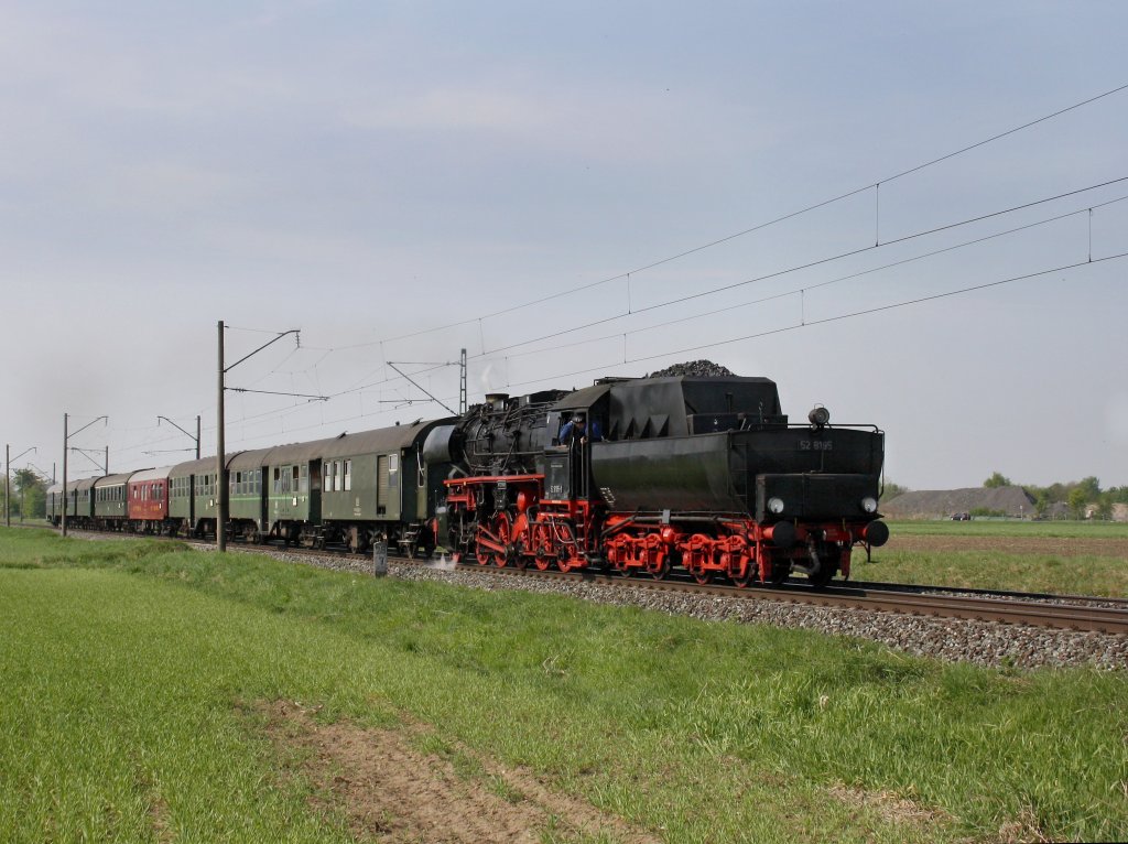 Die 052 8195 am 24.04.2011 mit einem Sonderzug unterwegs bei Bubenreuth. 
