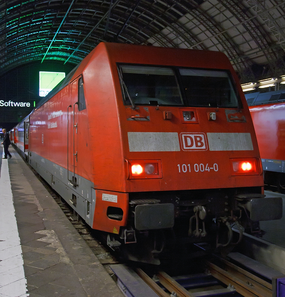 Die 101 004-0 steht mit einem IC am 28.09.2012 im Hbf Frankfurt am Main zur Abfahrt bereit. 