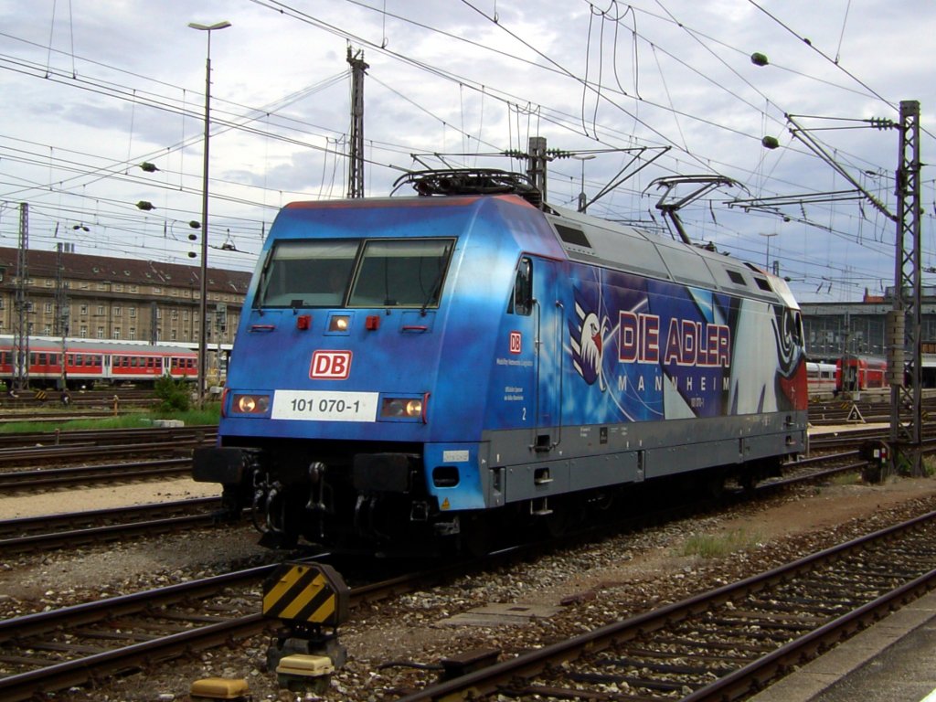 Die 101 070 (Adler Mannheim) bei einer Rangierfahrt am 04.08.2008 in Mnchen Hbf. 
