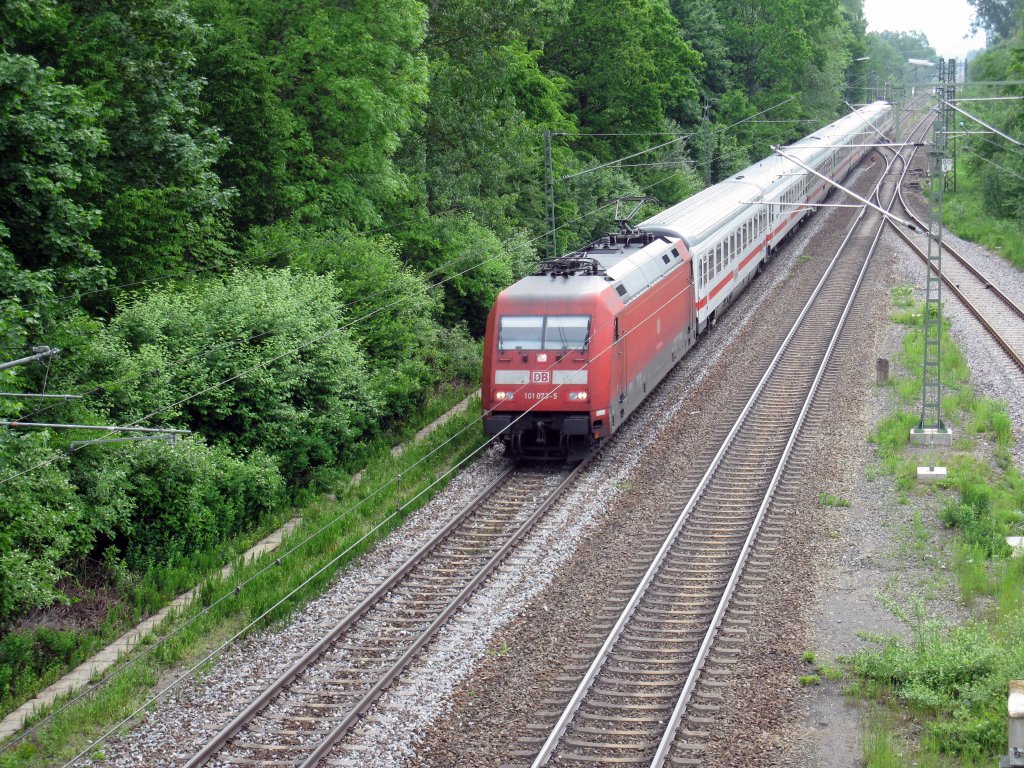 Die 101 073-5 mit einem IC bei der Einfahrt in den Donaueschinger Bahnhof am 24.05.09.
