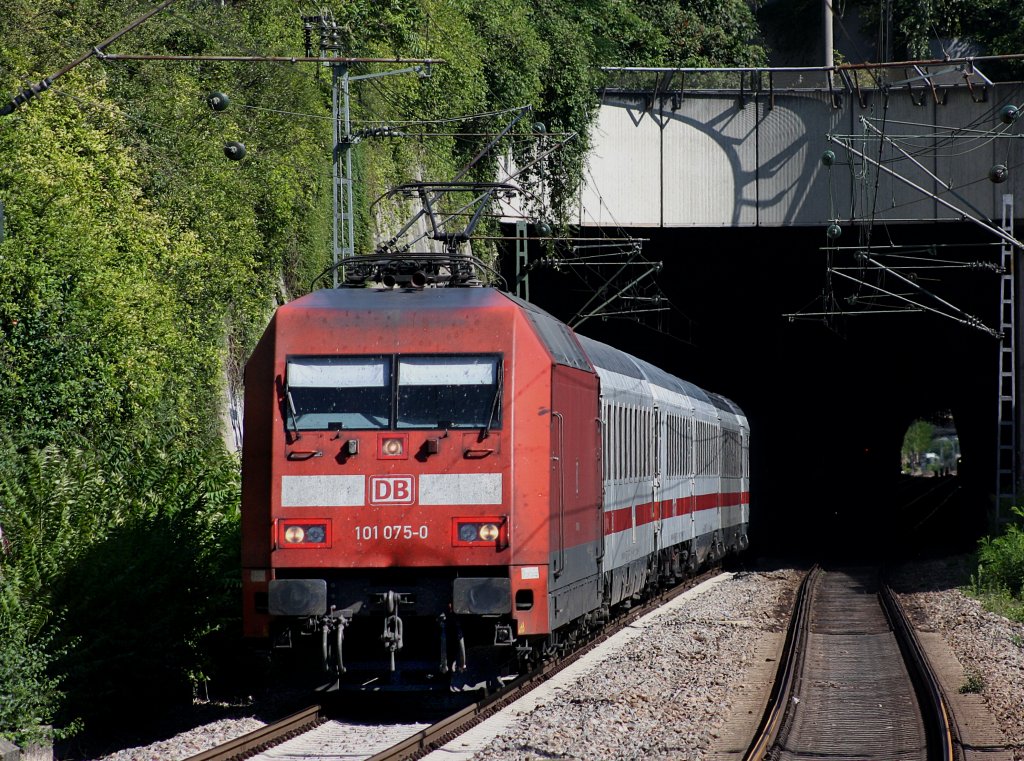 Die 101 075 am 01.08.2009 bei der Durchfahrt mit einem IC in Feuerbach.
