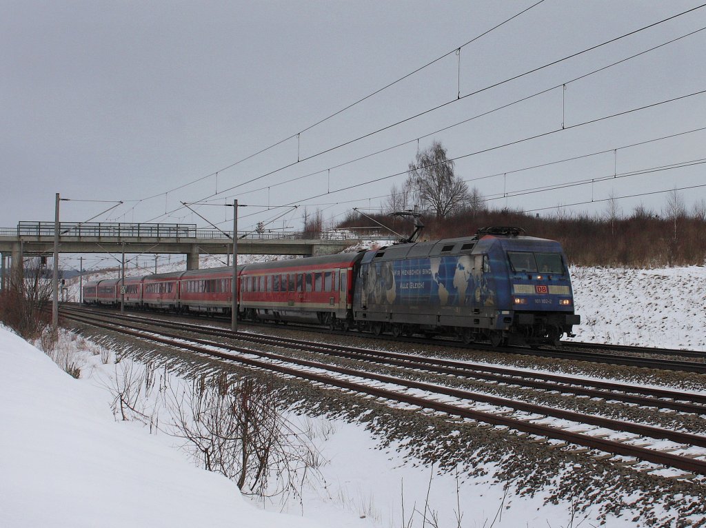 Die 101 102 am 03.01.2011 mit einem Mnchen Nrnberg Express nach Mnchen unterwegs bei Hebertshausen.
