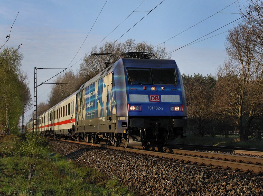 Die 101 102 am 28.04.2010 mit einem IC unterwegs bei Eystrup. 
