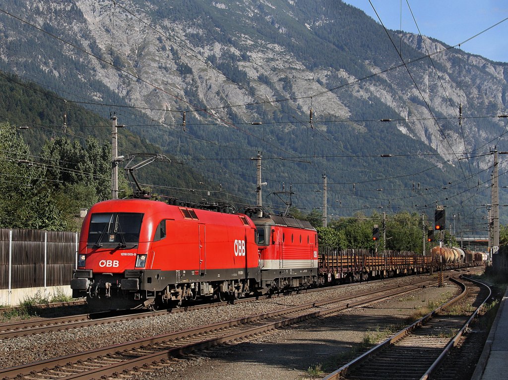 Die 1016 005 und eine 1144 am 19.09.2009 mit einem Gterzug bei der Durchfahrt in Schwaz.