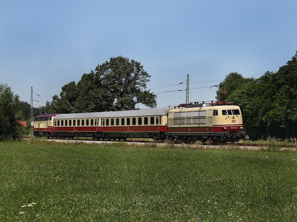 Die 103 184 am 01.08.2010 mit dem TEE als RB unterwegs bei Traundorf.
