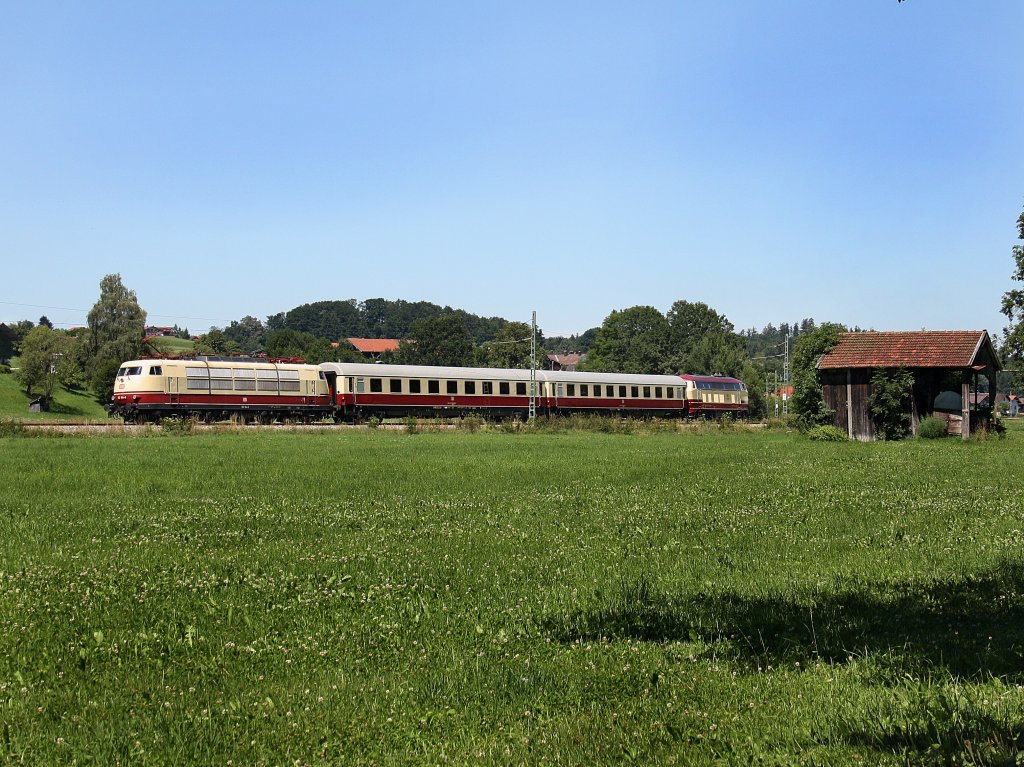 Die 103 184 am 01.08.2010 mit dem TEE als RB unterwegs bei Traundorf.
