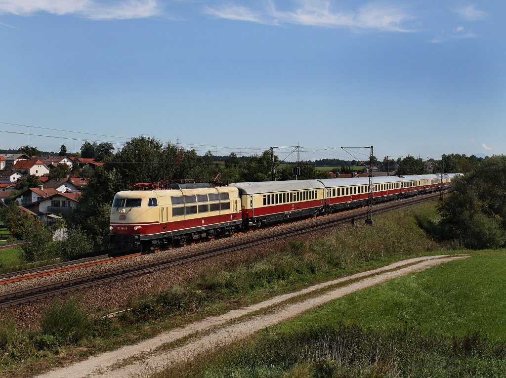 Die 103 184 am 12.09.2010 mit dem TEE Reingold unterwegs bei Ostermnchen. 
