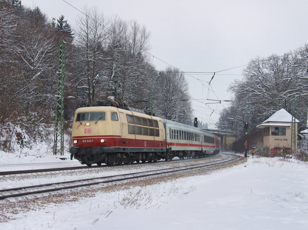 Die 103 245 am 04.12.2010 mit einem Sonderzug nach Innsbruck bei der Durchfahrt in Aling.