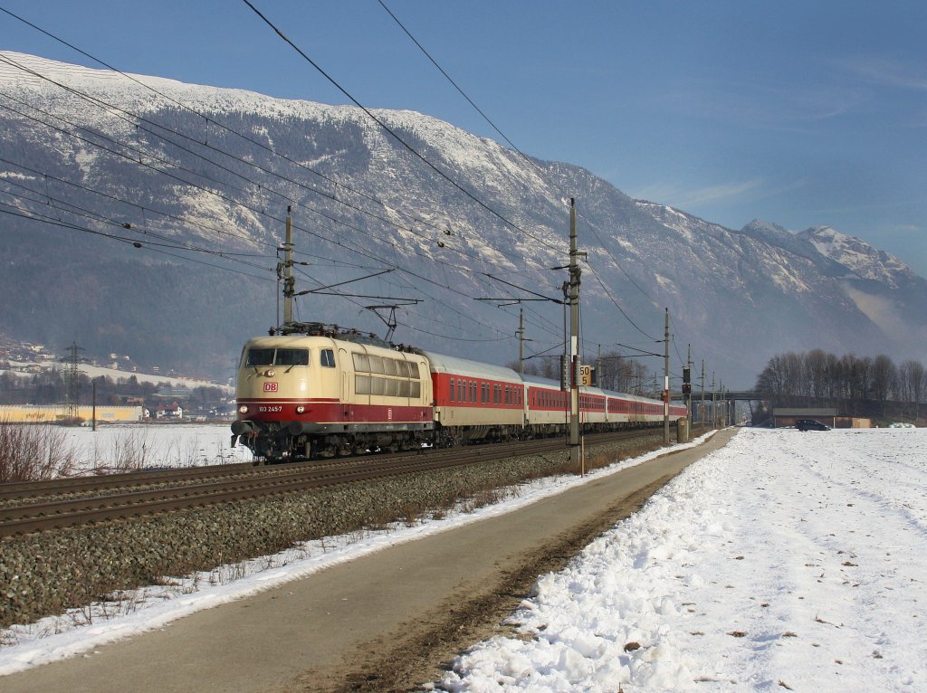 Die 103 245 am 29.01.2011 mit einem Turnuszug unterwegs bei Schwaz