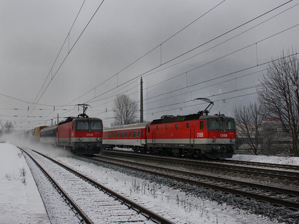 Die 1044 049 und die 1044 114 mit ihren RoLa,s am 19.12.2009 in Brixlegg. 
