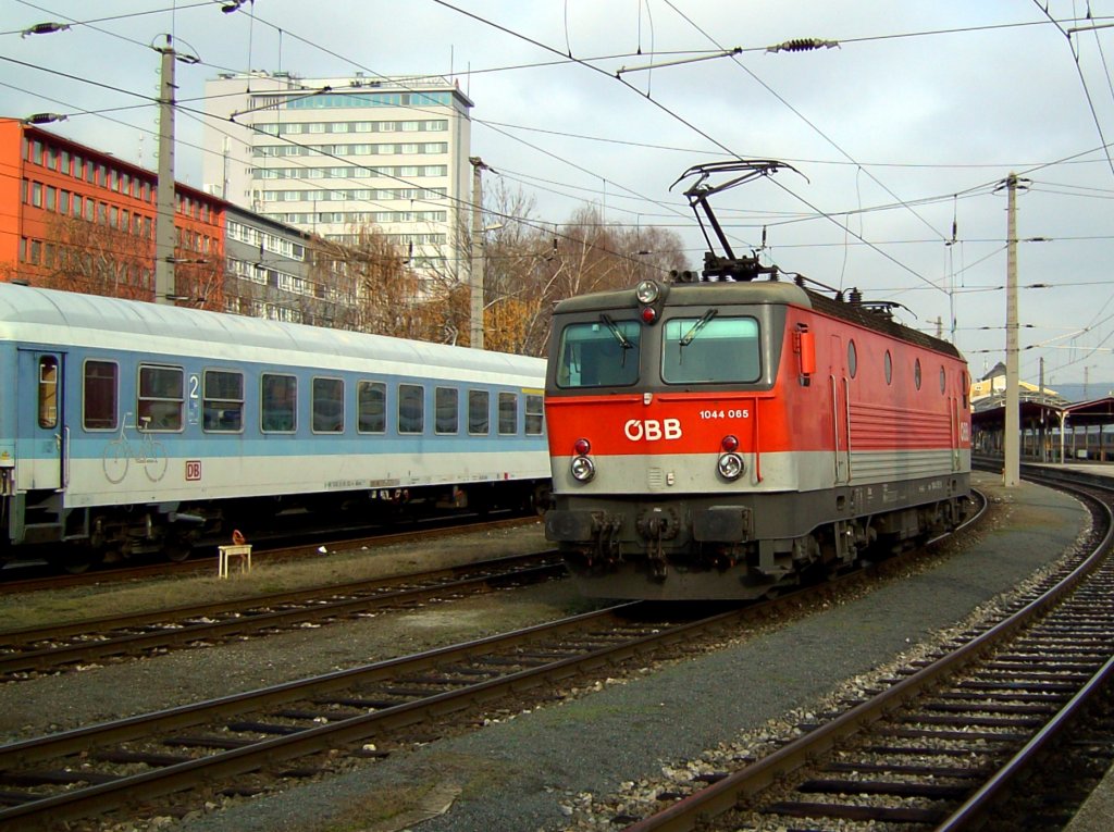 Die 1044 065 am 13.12.2008 bei einer Rangierfahrt in Salzburg Hbf. 
