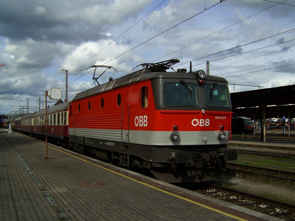 Die 1044 071 am 01.05.2008 mit einem Sonderzug bei der Ausfahrt aus Salzburg Hbf nach Bamberg. 
