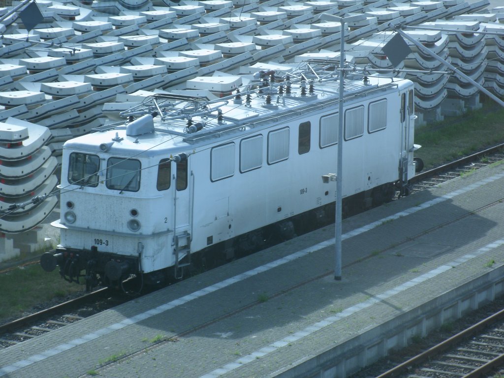 Die 109-2,am 19.Juli 2013,am Bahnsteig in Mukran.