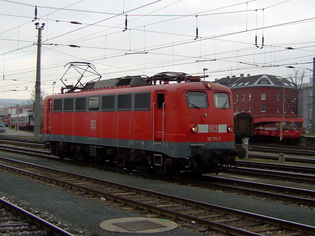 Die 110 175 am 13.12.2008 bei einer Rangierfahrt in Salzburg Hbf. 
