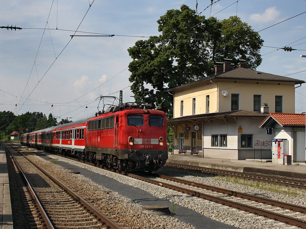 Die 110 223 am 25.06.2010 mit einer RB bei der Durchfahrt in Aling. 
