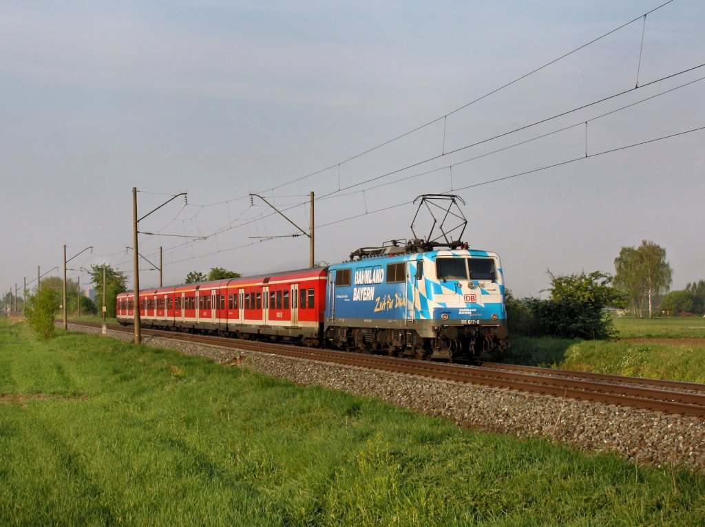 Die 111 017 mit einer S Bahn nach Hartmannshof am 24.04.2011 unterwegs bei Bubenreuth. 
