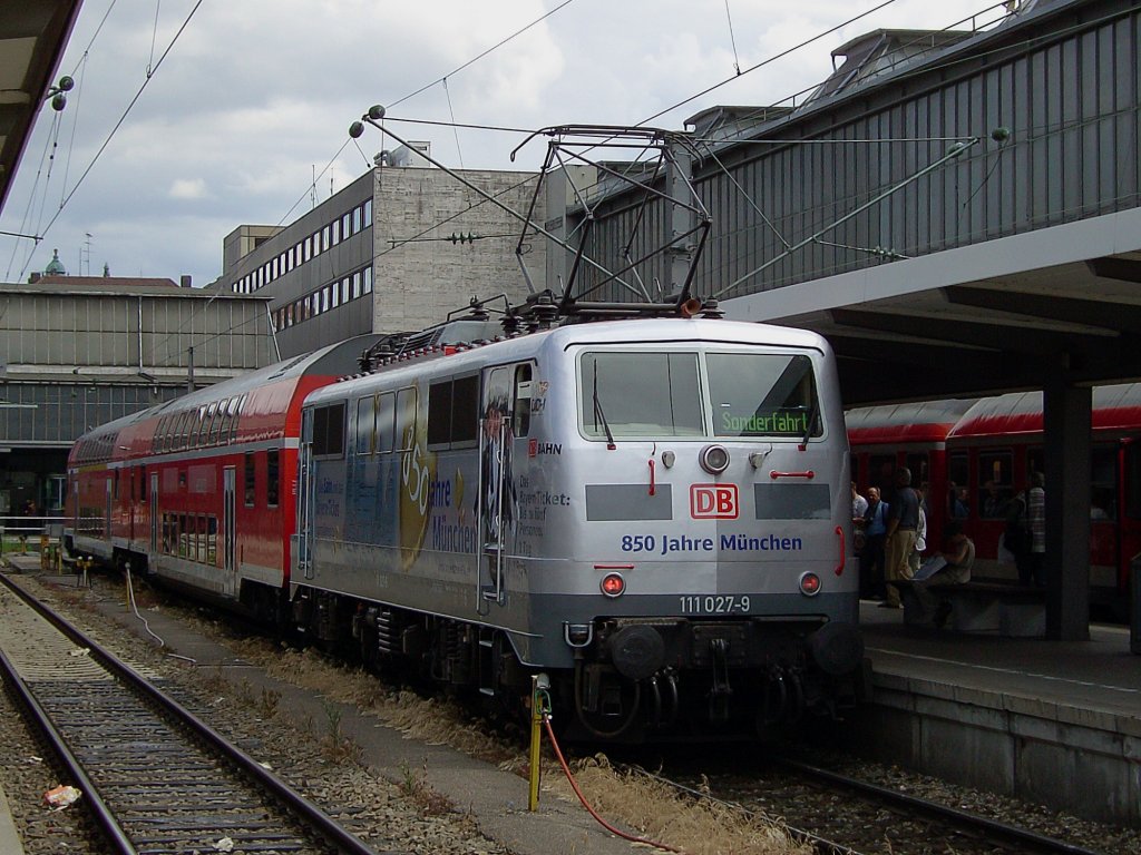 Die 111 027 (850 Jahre Mnchen) am 31.05.2008 mit dem Sonderzug zum Wagenwerk Mnchen Pasing in Mnchen Hbf.
