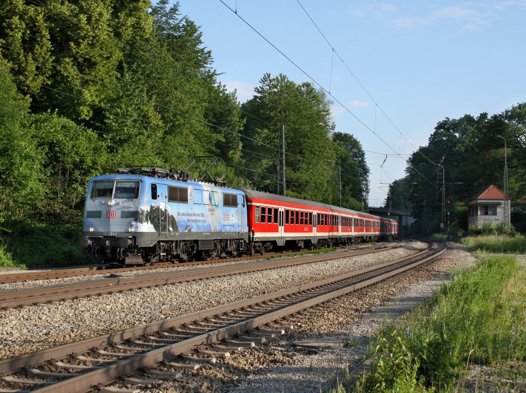 Die 111 031 am 05.06.2011 mit einer RB nach Salzburg die wegen Bauarbeiten in bersee endete bei der Einfahrt in Aling. 
