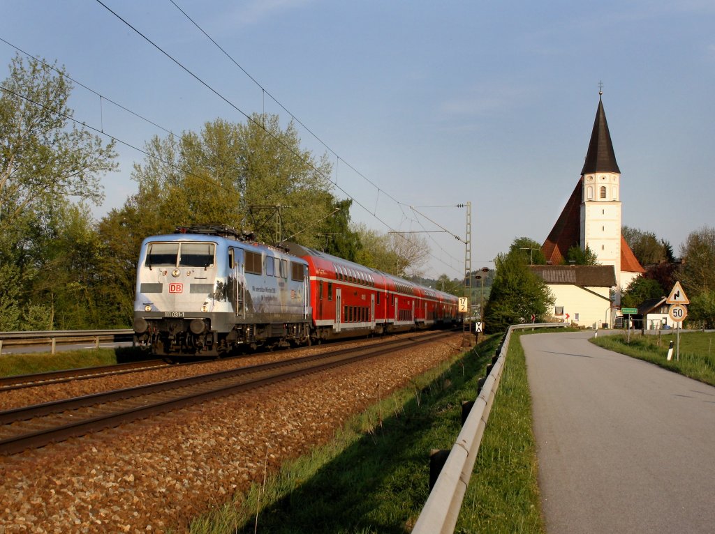 Die 111 031 mit einem RE nach Nrnberg am 23.04.2011 unterwegs bei Hausbach. 
