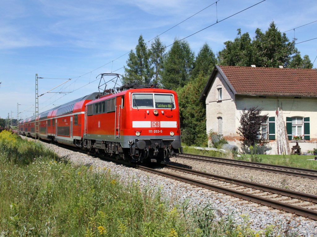 Die 111 053 mit einem RE nach Salzburg am 14.08.2011 unterwegs bei Grokarolinenfeld. 
