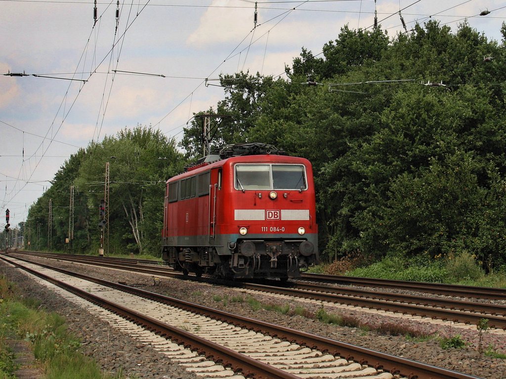 Die 111 084 am 10.08.2010 unterwegs bei Drverden. 
