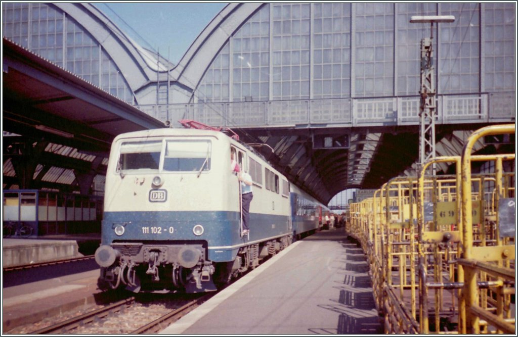 Die 111 102-0 mit einem IR in Karlsruhe am 18. Mai 1992.