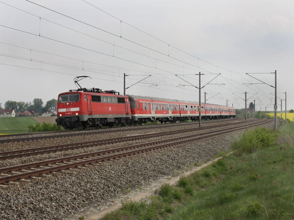 Die 111 159 mit einer RB nach Ingolstadt am 28.04.2011 unterwegs bei Hebertshausen. 
