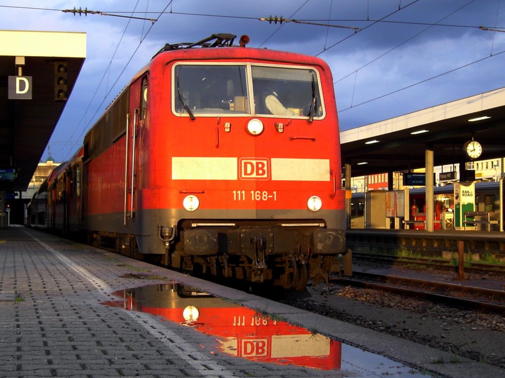 Die 111 168 Prsentiert sich im besten Licht nach einem heftigen Gewitter, die dunklen Wolken sind im Hintergrund noch zu erkennen am 08.08.2008 in Passau Hbf. 
