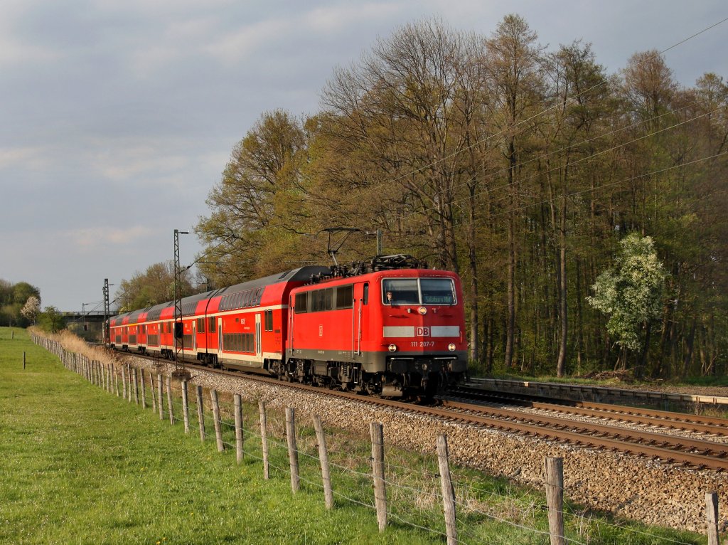 Die 111 207 mit einem RE nach Salzburg am 16.04.2011 unterwegs bei Vogl. 
