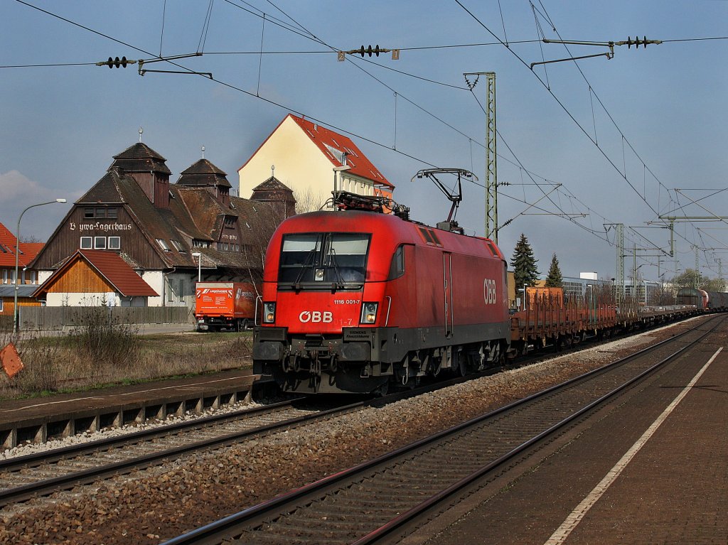 Die 1116 001 am 02.04.2010 mit einem Gterzug bei der Durchfahrt in Obertraubling. 
