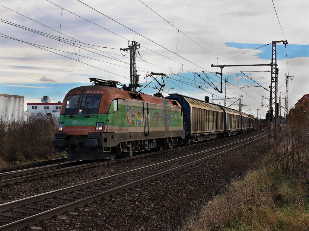 Die 1116 007 am 13.11.2010 mit einem Audi Zug bei der Durchfahrt in Obertraubling. 
