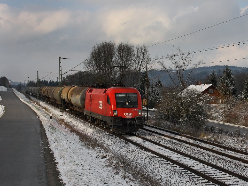 Die 1116 028 am 27.11.2010 mit einem Silowagenzug unterwegs bei Vilshofen. 