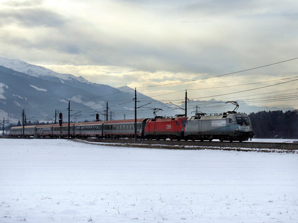 Die 1116 038 und die 1016 016 am 29.01.2011 mit einem OIC unterwegs bei Schwaz. 
