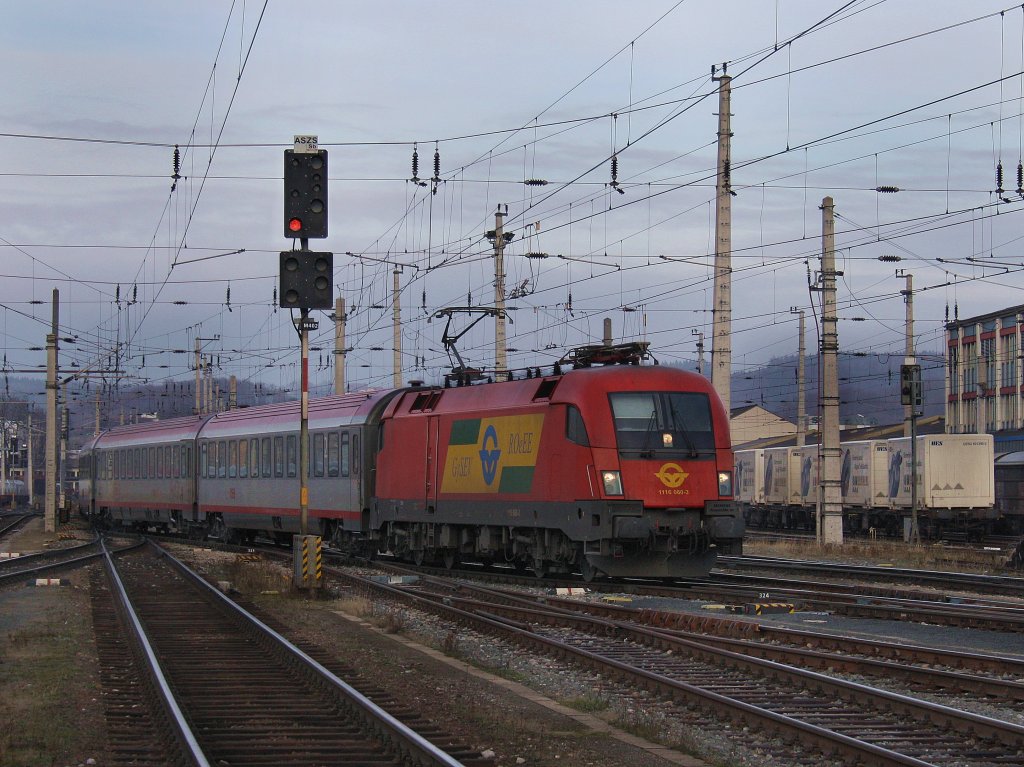 Die 1116 060 am 01.01.2010 mit einem OIC bei der Einfahrt in den Salzburger Hbf. 