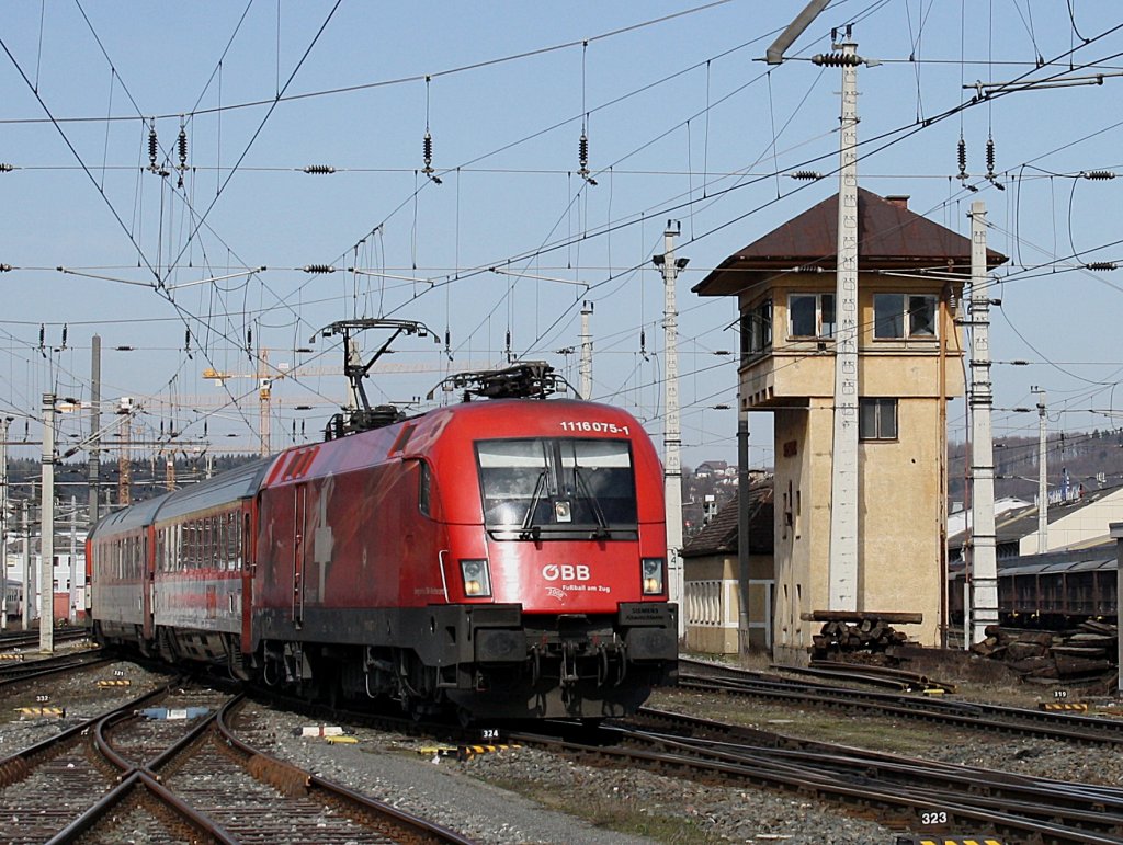 Die 1116 075 (EM Schweiz) am 28.03.2009 bei der Einfahrt in den Salzburger Hbf. 
