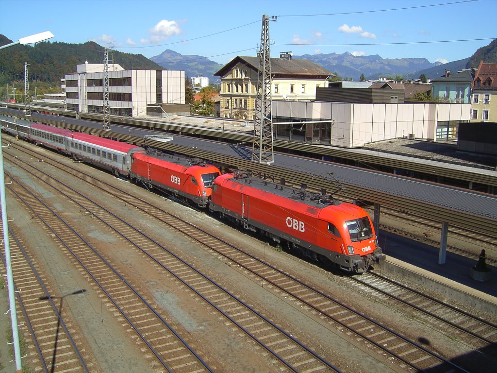 Die 1116 111 und die 1116 *** mit einem EC in Kufstein. (29.09.2007)
