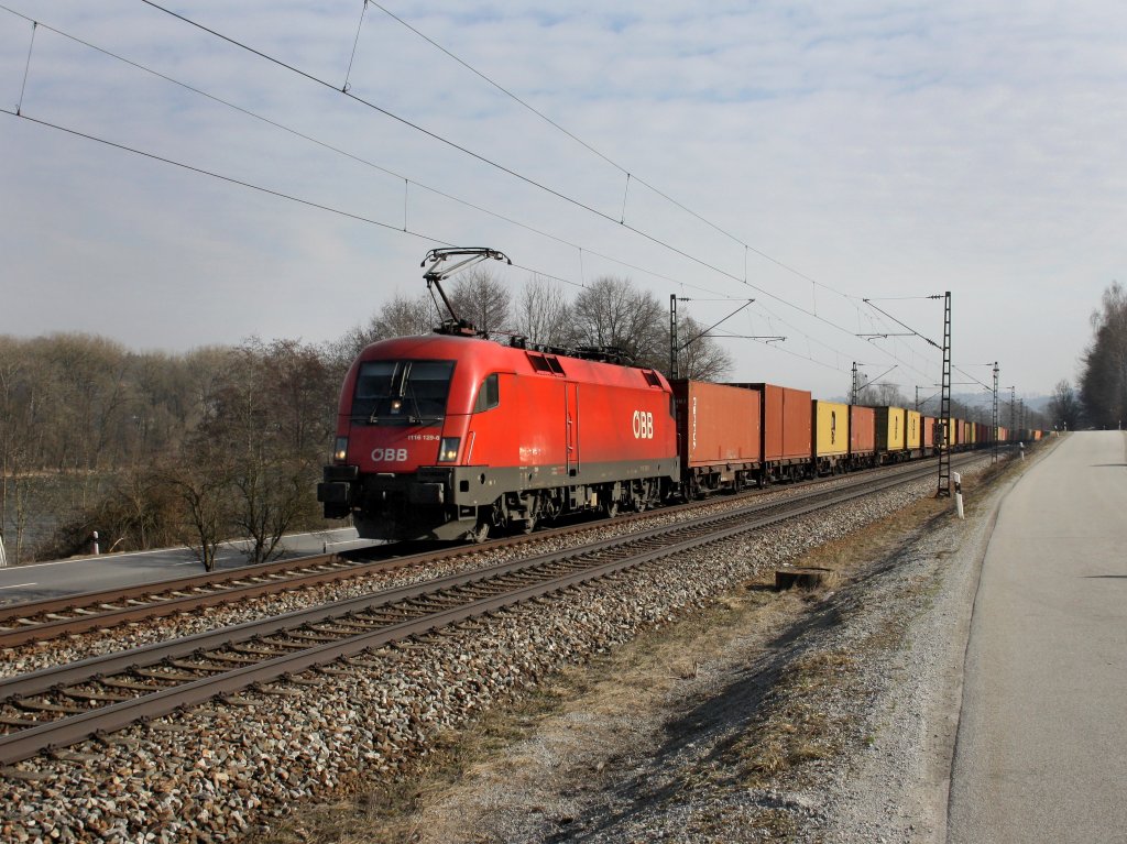 Die 1116 129 am 24.02.2011 mit einem Containerzug unterwegs bei Vilshofen.
