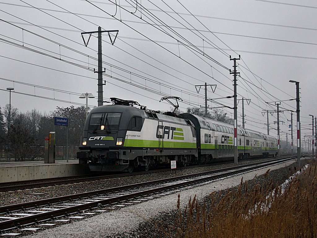 Die 1116 141 am 05.01.2010 mit dem CAT bei der Durchfahrt in Wien-Zentralfriedhof.
