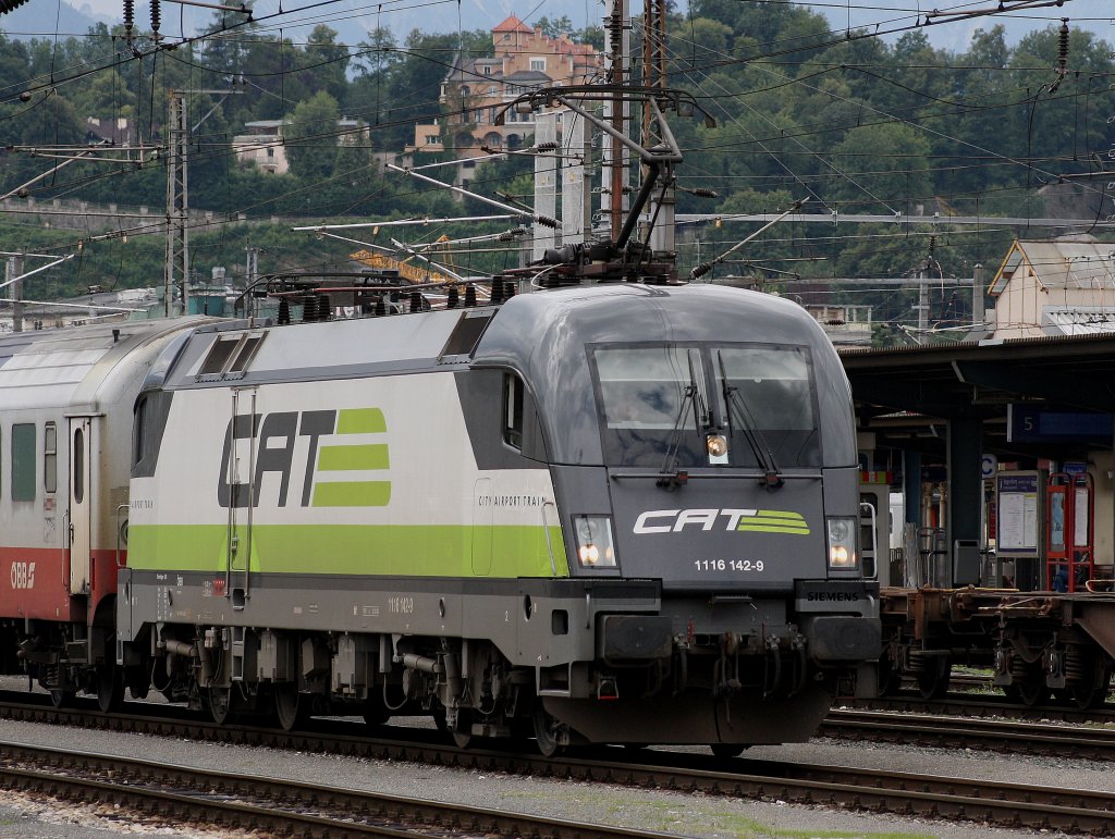 Die 1116 142 vom City Airport Train CAT am 11.07.2009 vor einer RoLa nach Villach in Salzburg Hbf. 
