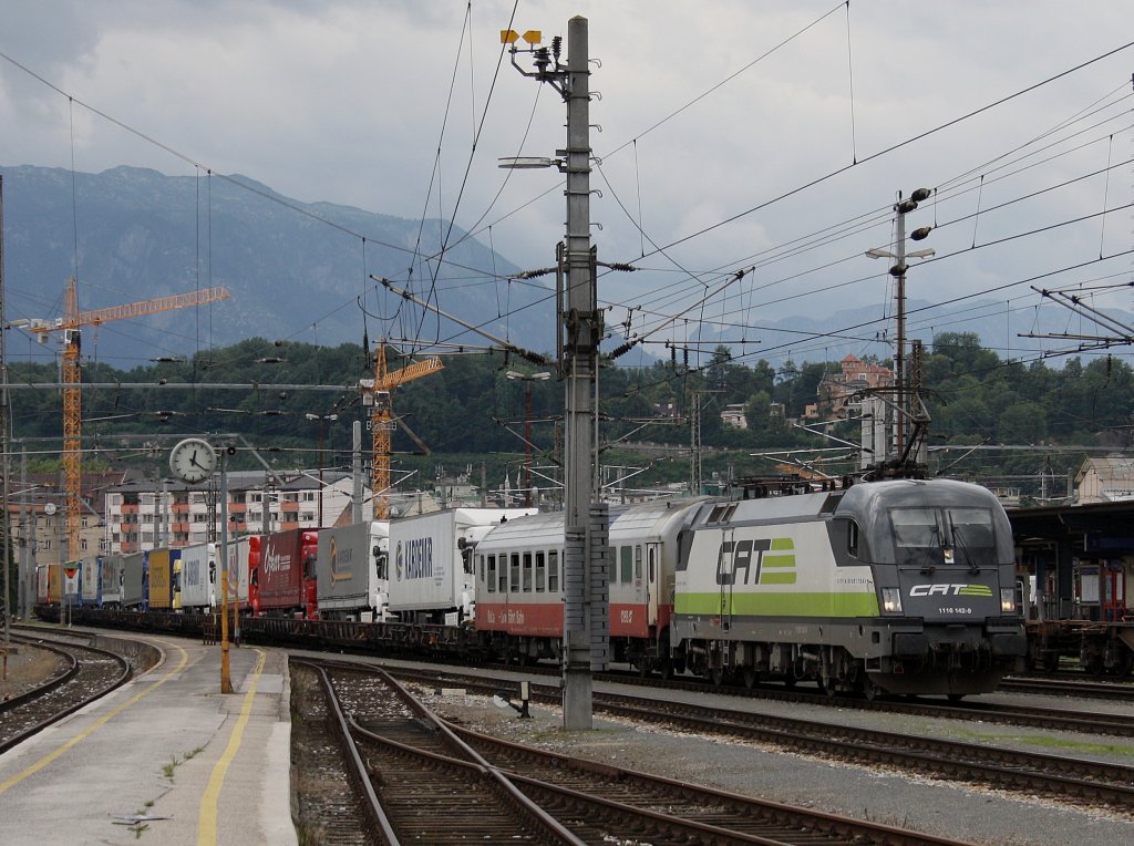 Die 1116 142 vom City Airport Train CAT am 11.07.2009 vor einer RoLa nach Villach in Salzburg Hbf.
