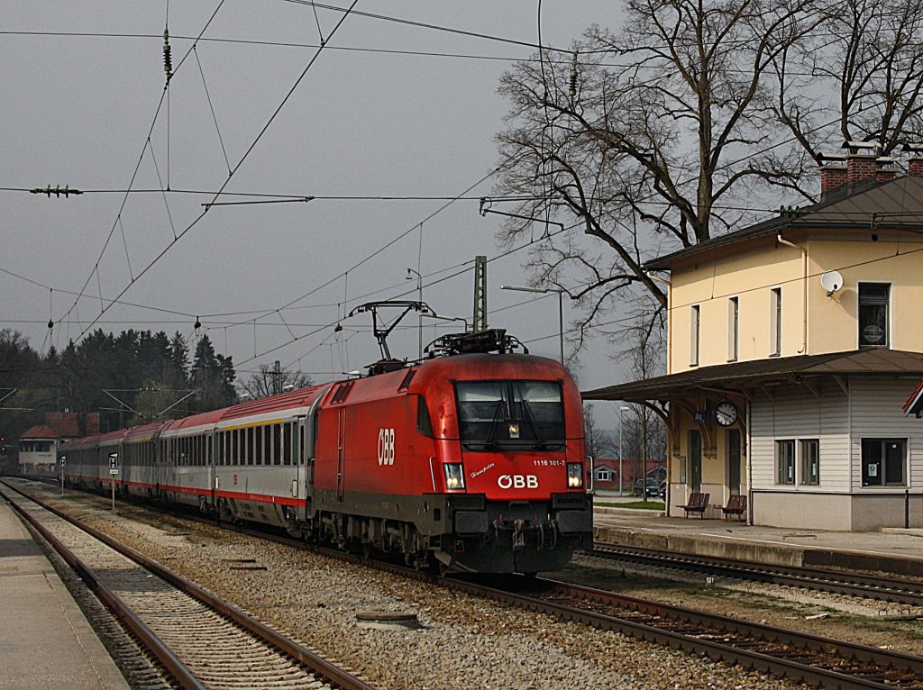 Die 1116 181 (Hanspeter) am 04.04.2009 mit einem EC bei der Durchfahrt in Aling.