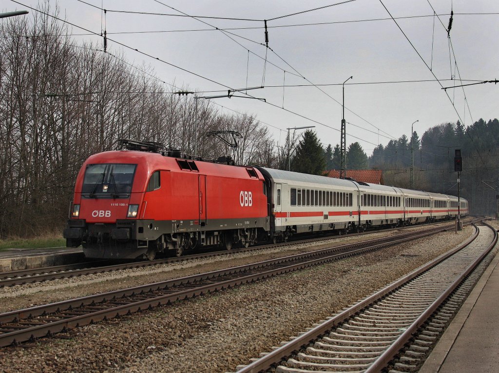 Die 1116 198 am 04.04.2009 mit einem Brenner EC bei der Durchfahrt in Aling. 