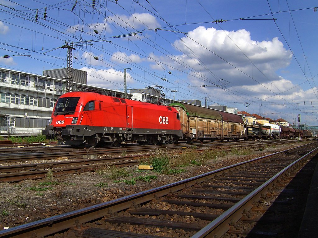 Die 1116 212 am 26.08.2008 mit einem Gterzug bei der Durchfahrt im Regensburger Hbf. 
