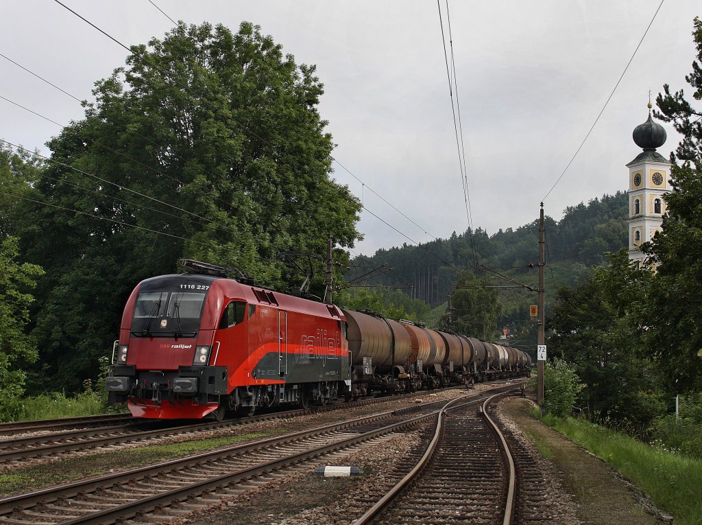 Die 1116 227 am 31.07.2010 mit einem Kesselwagenzug bei der Durchfahrt in Wernstein. 
